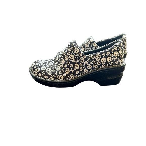 Boc Born Peggy Skull & Cross Bone Slip On Wedge Comfort Clogs Black White Sz 6.5 - Picture 2 of 10